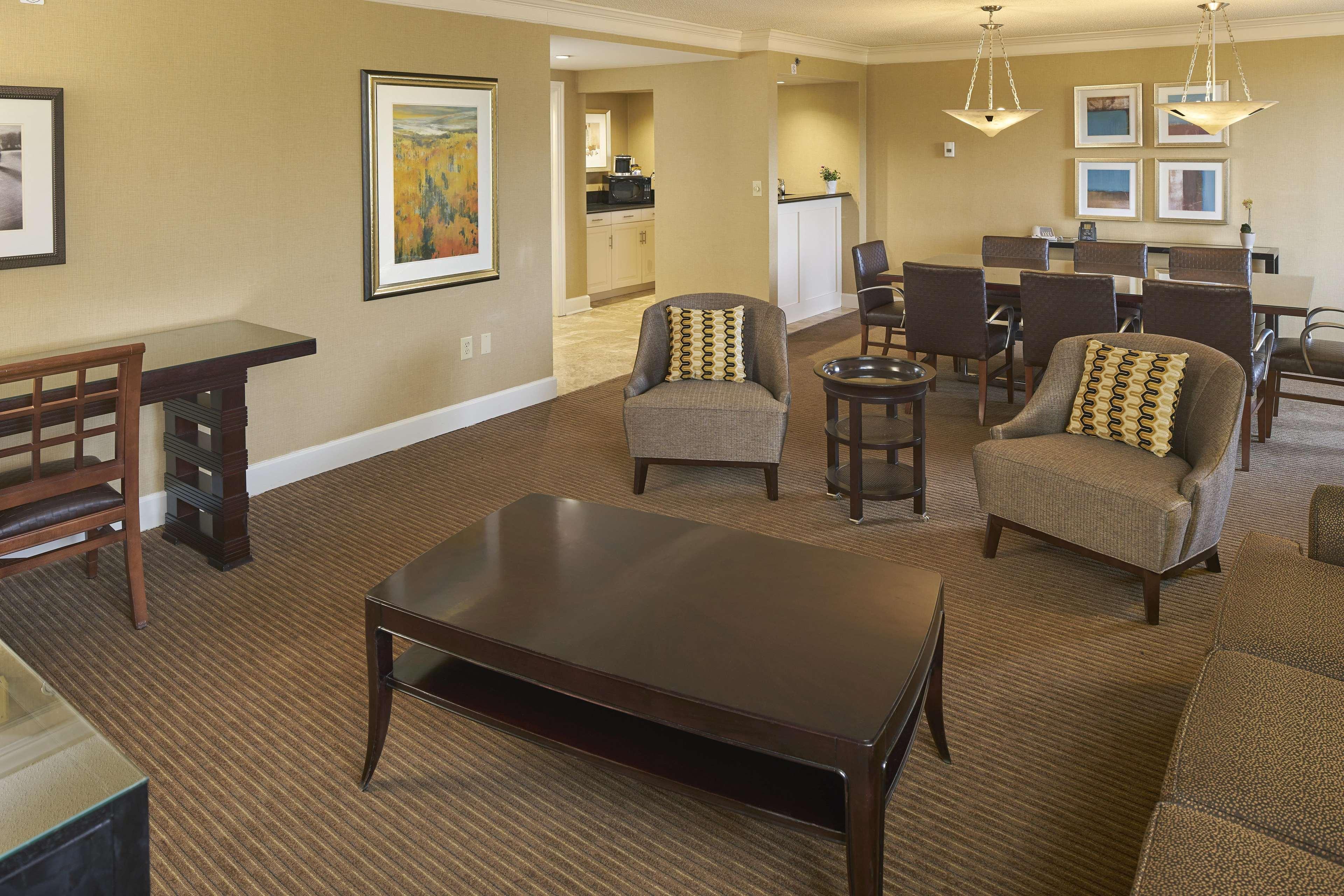 Hilton Raleigh North Hills Hotel Beltér fotó