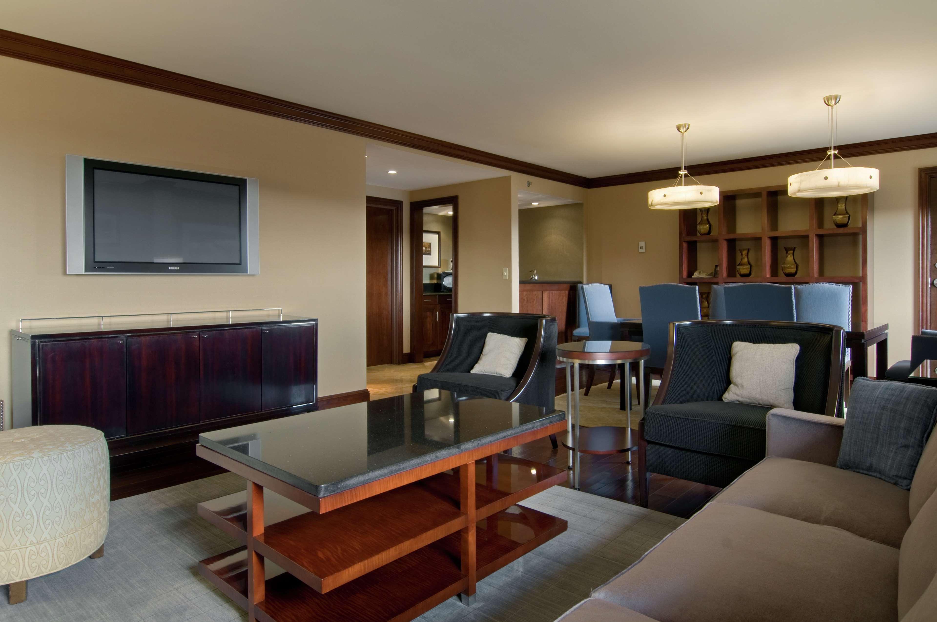 Hilton Raleigh North Hills Hotel Kültér fotó