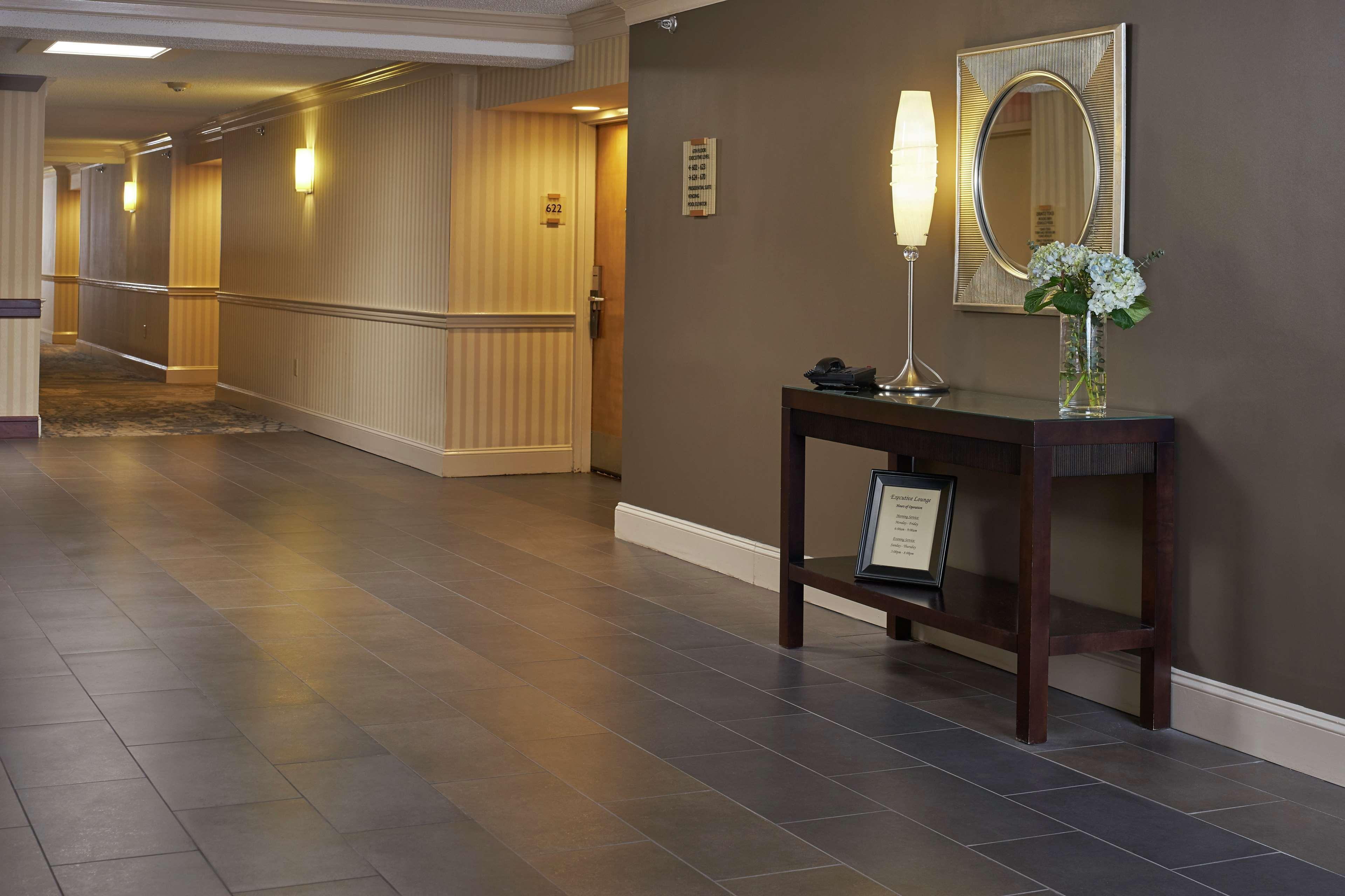 Hilton Raleigh North Hills Hotel Beltér fotó